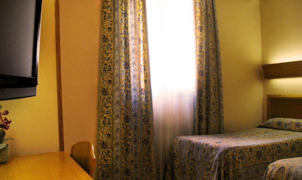 Hostal Los Guerreros Toledo Luaran gambar
